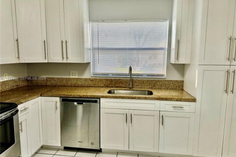 House in Pompano Beach, Florida 2 bedrooms, 90.86 sq.m. № 1997384 - photo 3