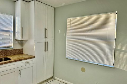 House in Pompano Beach, Florida 2 bedrooms, 90.86 sq.m. № 1997384 - photo 4