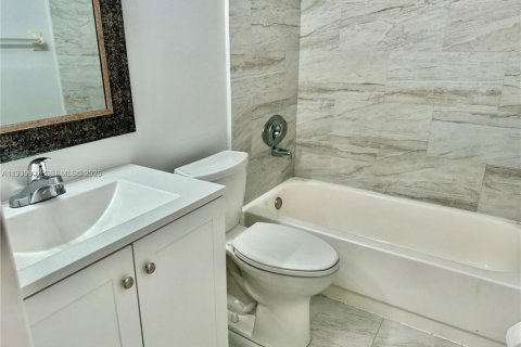 House in Pompano Beach, Florida 2 bedrooms, 90.86 sq.m. № 1997384 - photo 10