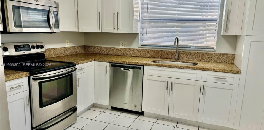 House in Pompano Beach, Florida 2 bedrooms, 90.86 sq.m. № 1997384