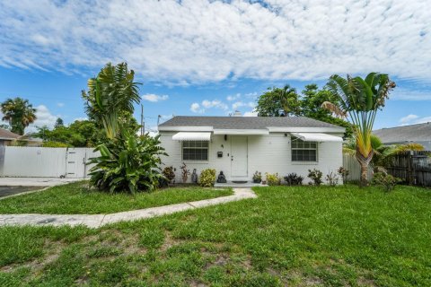 Casa en venta en West Palm Beach, Florida, 3 dormitorios, 101.26 m2 № 2078597 - foto 2