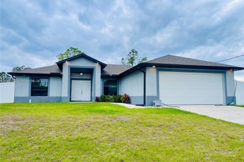 House in Lehigh Acres, Florida 3 bedrooms, 133.5 sq.m. № 1943788 - photo 2