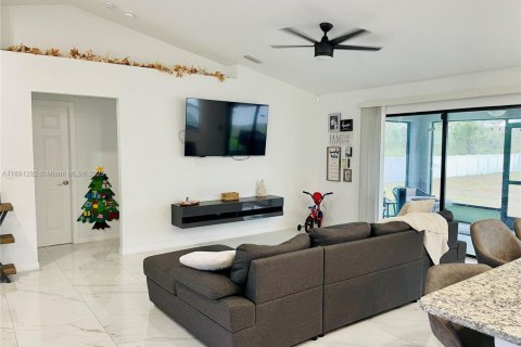 House in Lehigh Acres, Florida 3 bedrooms, 133.5 sq.m. № 1943788 - photo 17