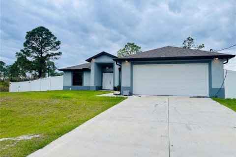 House in Lehigh Acres, Florida 3 bedrooms, 133.5 sq.m. № 1943788 - photo 6