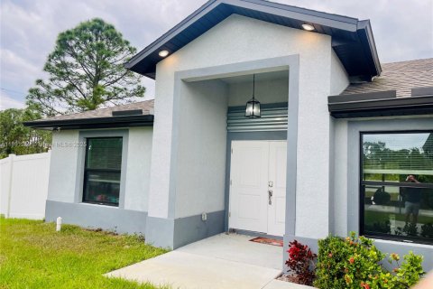 House in Lehigh Acres, Florida 3 bedrooms, 133.5 sq.m. № 1943788 - photo 3