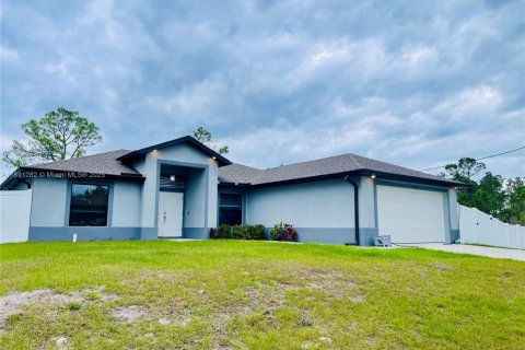 House in Lehigh Acres, Florida 3 bedrooms, 133.5 sq.m. № 1943788 - photo 1