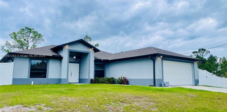 House in Lehigh Acres, Florida 3 bedrooms, 133.5 sq.m. № 1943788
