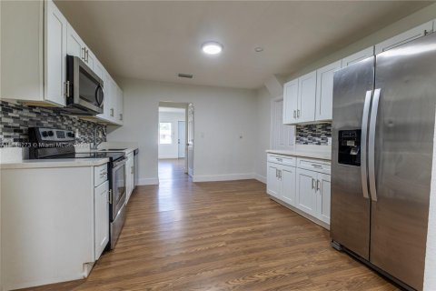 House in Miami, Florida 4 bedrooms, 165.55 sq.m. № 1493010 - photo 8