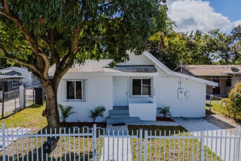 House in Miami, Florida 4 bedrooms, 165.55 sq.m. № 1493010 - photo 1