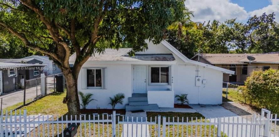 House in Miami, Florida 4 bedrooms, 165.55 sq.m. № 1493010