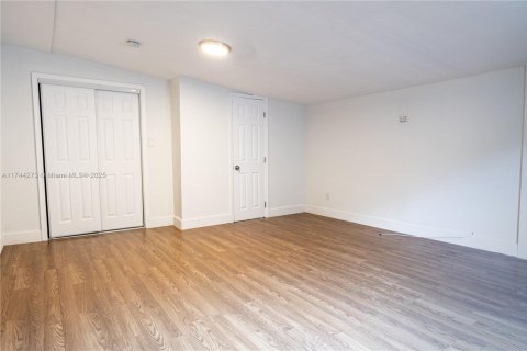 House in Miami, Florida 4 bedrooms, 165.55 sq.m. № 1493010 - photo 10