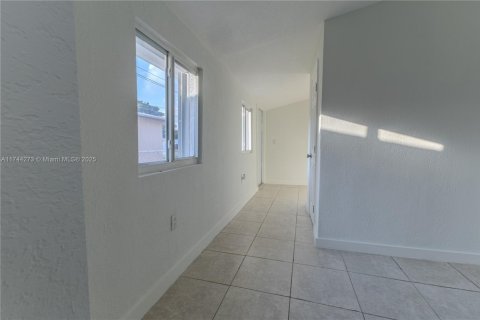 House in Miami, Florida 4 bedrooms, 165.55 sq.m. № 1493010 - photo 17