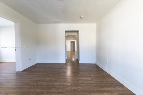 House in Miami, Florida 4 bedrooms, 165.55 sq.m. № 1493010 - photo 3