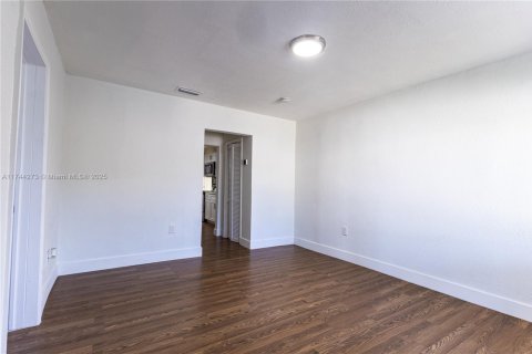 House in Miami, Florida 4 bedrooms, 165.55 sq.m. № 1493010 - photo 5