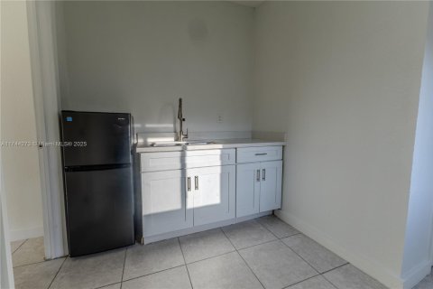 House in Miami, Florida 4 bedrooms, 165.55 sq.m. № 1493010 - photo 18