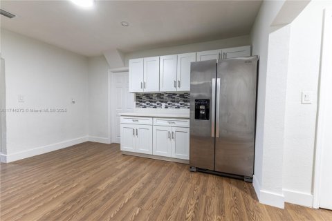 House in Miami, Florida 4 bedrooms, 165.55 sq.m. № 1493010 - photo 9