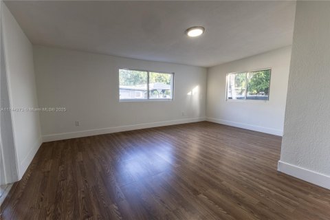 House in Miami, Florida 4 bedrooms, 165.55 sq.m. № 1493010 - photo 12