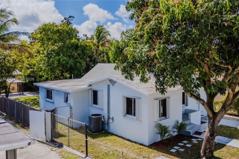 House in Miami, Florida 4 bedrooms, 165.55 sq.m. № 1493010 - photo 2