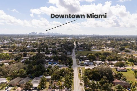 House in Miami, Florida 4 bedrooms, 165.55 sq.m. № 1493010 - photo 21