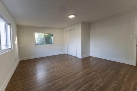 House in Miami, Florida 4 bedrooms, 165.55 sq.m. № 1493010 - photo 13