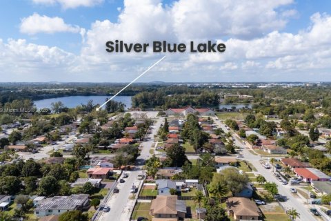House in Miami, Florida 4 bedrooms, 165.55 sq.m. № 1493010 - photo 22