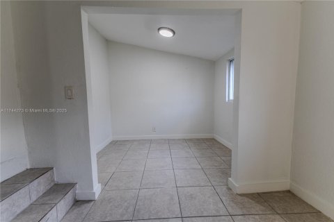 House in Miami, Florida 4 bedrooms, 165.55 sq.m. № 1493010 - photo 16