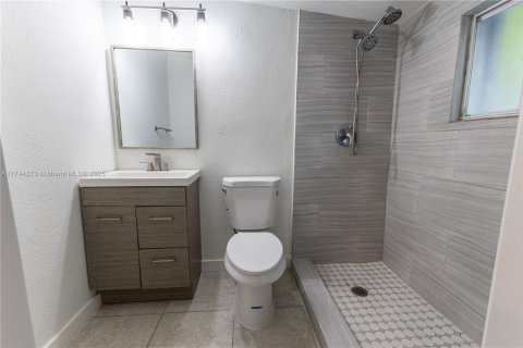 House in Miami, Florida 4 bedrooms, 165.55 sq.m. № 1493010 - photo 11