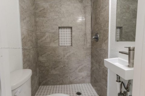 House in Miami, Florida 4 bedrooms, 165.55 sq.m. № 1493010 - photo 19