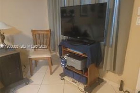 Condominio en alquiler en Hollywood, Florida, 1 dormitorio, 75.25 m2 № 2010585 - foto 11