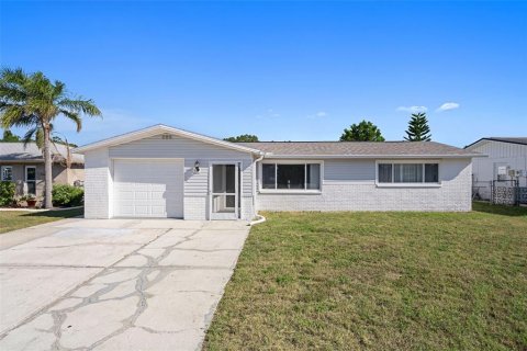 House in New Port Richey, Florida 3 bedrooms, 159.61 sq.m. № 1902427 - photo 1