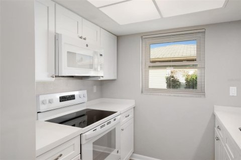 House in New Port Richey, Florida 3 bedrooms, 159.61 sq.m. № 1902427 - photo 19