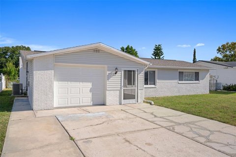 House in New Port Richey, Florida 3 bedrooms, 159.61 sq.m. № 1902427 - photo 2