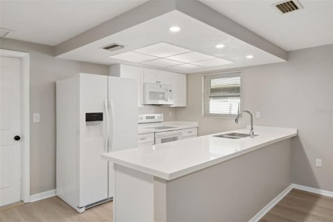 House in New Port Richey, Florida 3 bedrooms, 159.61 sq.m. № 1902427 - photo 16