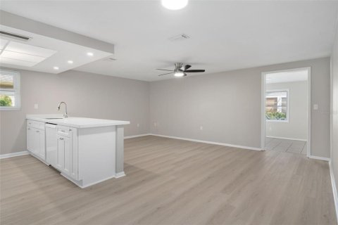 House in New Port Richey, Florida 3 bedrooms, 159.61 sq.m. № 1902427 - photo 12