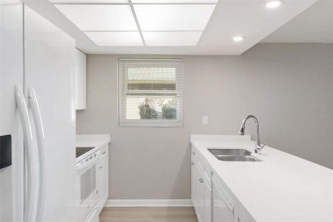 House in New Port Richey, Florida 3 bedrooms, 159.61 sq.m. № 1902427 - photo 17