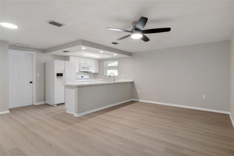 House in New Port Richey, Florida 3 bedrooms, 159.61 sq.m. № 1902427 - photo 13
