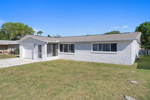House in New Port Richey, Florida 3 bedrooms, 159.61 sq.m. № 1902427 - photo 3