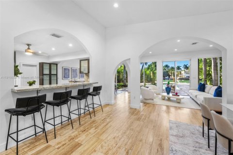 Villa ou maison à vendre à Miami Beach, Floride: 5 chambres, 374.86 m2 № 1974966 - photo 12