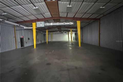 Propiedad comercial en alquiler en Brooksville, Florida, 836.12 m2 № 1917329 - foto 3