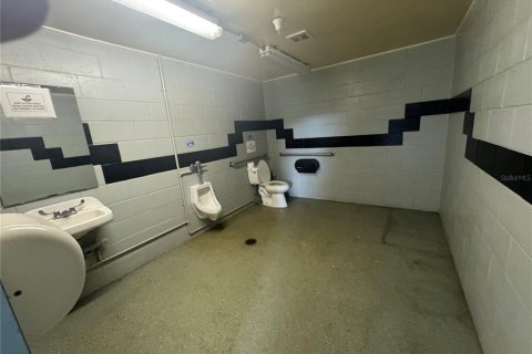 Propiedad comercial en alquiler en Brooksville, Florida, 836.12 m2 № 1917329 - foto 8