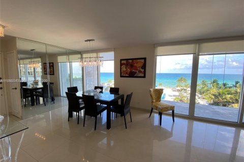 Condo in Hallandale Beach, Florida, 2 bedrooms  № 2050888 - photo 7
