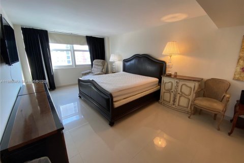 Condo in Hallandale Beach, Florida, 2 bedrooms  № 2050888 - photo 13