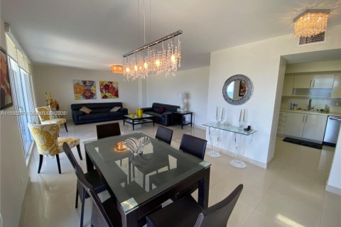 Condo in Hallandale Beach, Florida, 2 bedrooms  № 2050888 - photo 9