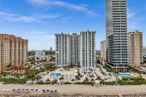 Condo in Hallandale Beach, Florida, 2 bedrooms  № 2050888 - photo 1