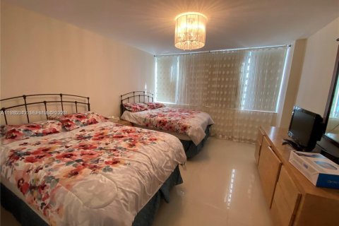 Condo in Hallandale Beach, Florida, 2 bedrooms  № 2050888 - photo 14