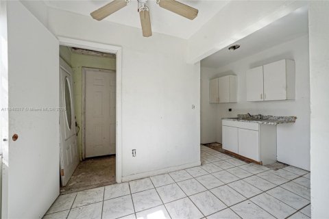House in Opa-locka, Florida 2 bedrooms, 80.27 sq.m. № 1891578 - photo 8