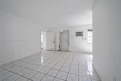 House in Opa-locka, Florida 2 bedrooms, 80.27 sq.m. № 1891578 - photo 5