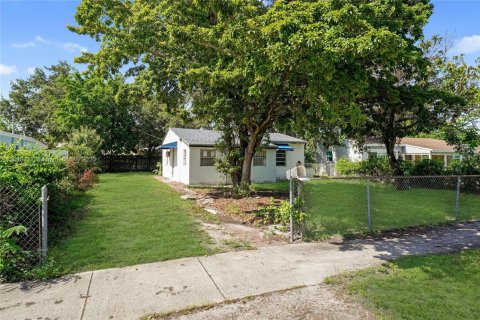House in Opa-locka, Florida 2 bedrooms, 80.27 sq.m. № 1891578 - photo 1