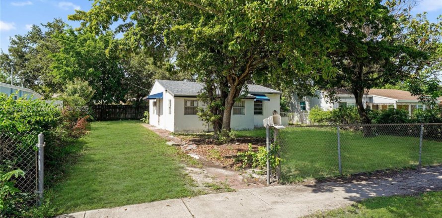House in Opa-locka, Florida 2 bedrooms, 80.27 sq.m. № 1891578