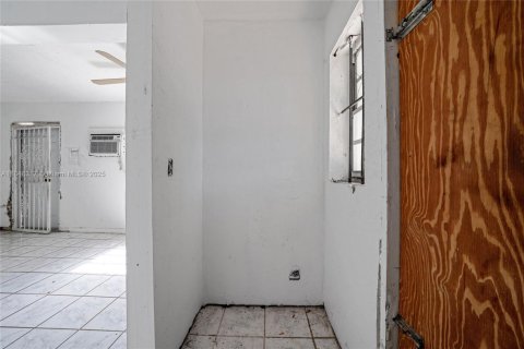 House in Opa-locka, Florida 2 bedrooms, 80.27 sq.m. № 1891578 - photo 11